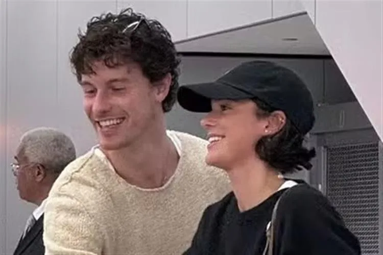 Bruna Marquezine reencontra Shawn Mendes com abraço e carinho em aeroporto de LA