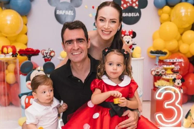 Mariana Furlan e Arthur Costa Lima celebram o aniversário de Rafael e Isabela