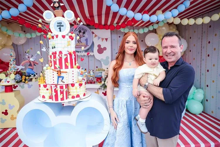 Bárbara e Luiz Facó comemoram o primeiro aniversário do filho Luiz Otávio com a magia Disney