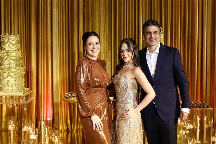 Graziela e Bernardo Veloso festejam os 15 anos da filha Marcela com frisson e muitas emoções