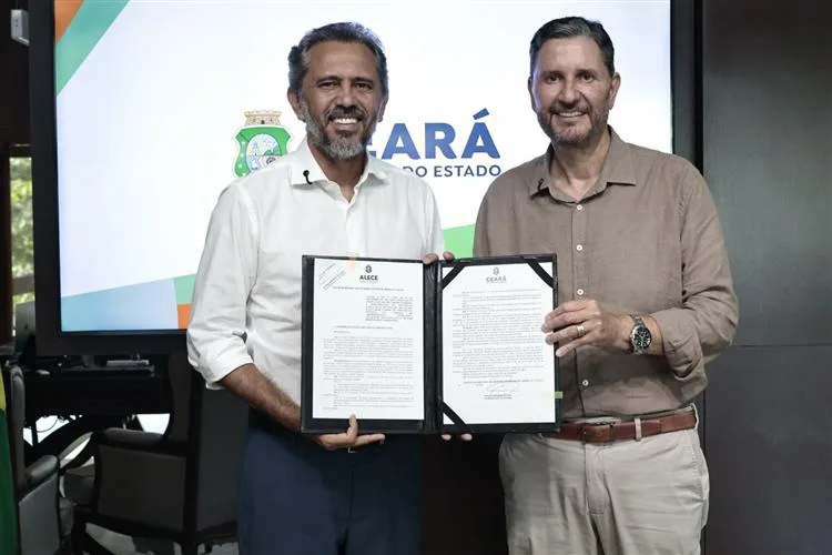 Ao lado de Aldigueri, Elmano sanciona concurso da Alece com 200 vagas