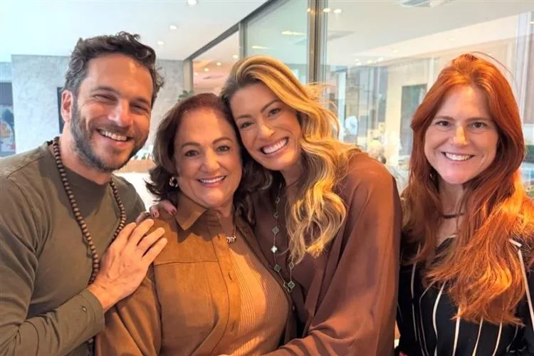 Elaine Mickely emociona ao homenagear mãe e irmãos em declaração sobre família e gratidão