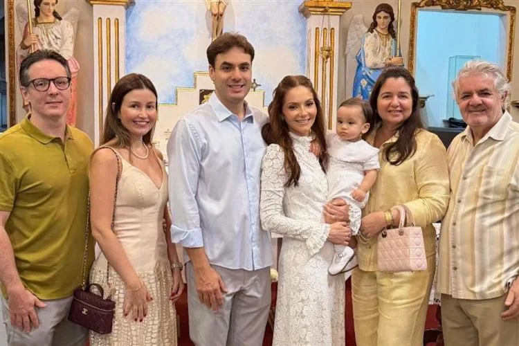 Gisele e Silvio Albuquerque levam o filho Rafael à pia batismal
