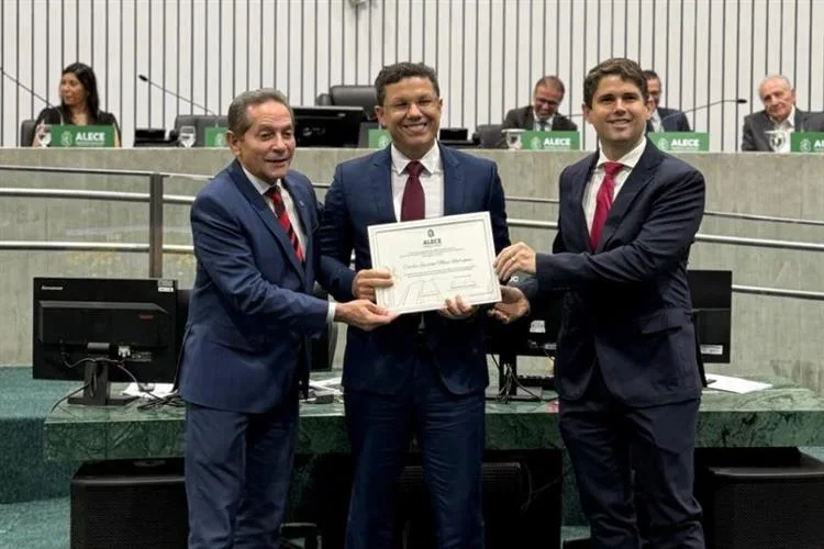 Ewerton Rodrigues é homenageado nos 55 anos da Sociedade Cearense de Reumatologia