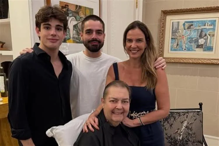 Faustão faz rara aparição em festa do filho e emociona fãs nas redes
