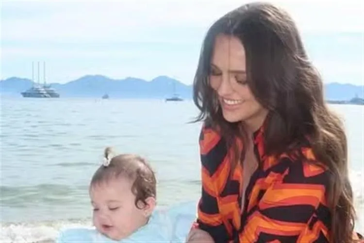Rafa Kalimann leva Zuza para conhecer praia durante viagem a Cannes e encanta seguidores