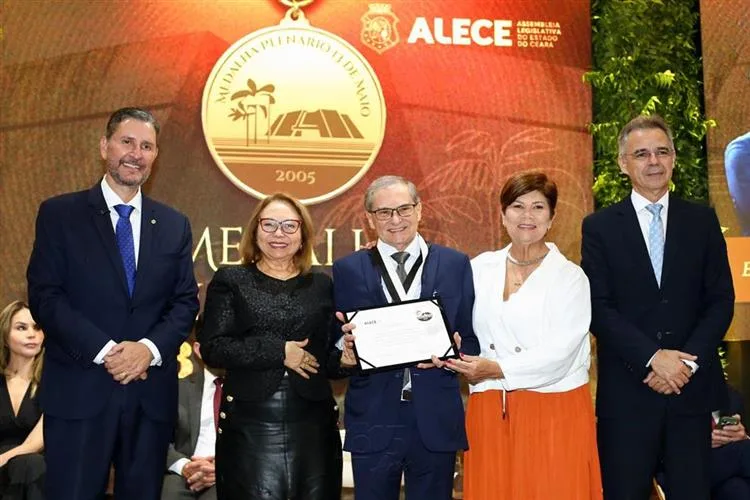 Alece homenageia personalidades cearenses com a Medalha 13 de Maio