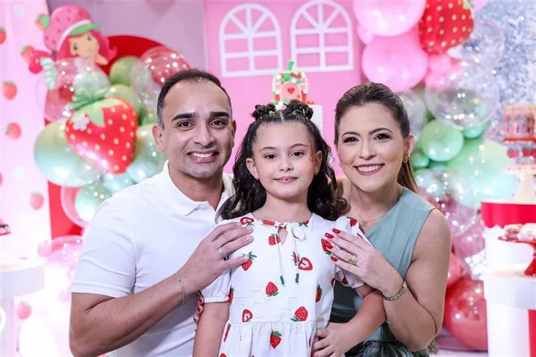 Carol Assunção e Paulo Renan Cruz comemoram o sétimo aniversário da filha Lis