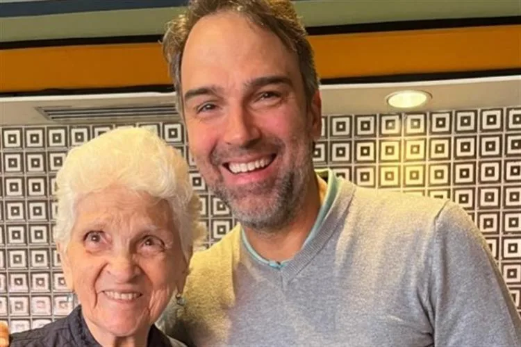 Tadeu Schmidt lamenta morte da mãe aos 92 anos: “Descanse em paz”