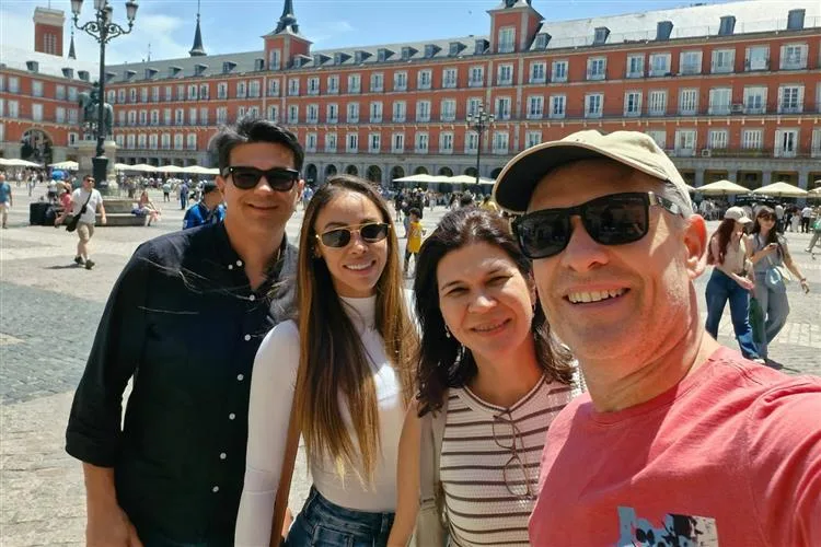 Ketsia e Davi Pontes curtem férias na Costa Brava com amigos