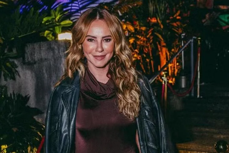 Paolla Oliveira retorna da Itália e causa frisson em evento com famosos