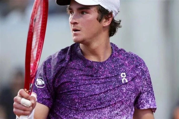 João Fonseca faz história em Roland Garros e elimina Djokovic após virada épica