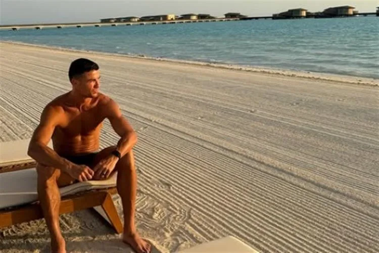 Cristiano Ronaldo aproveita o sol da Arábia Saudita antes da Copa
