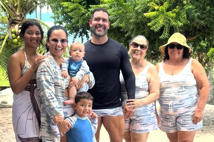 Luciana Ribeiro reúne a família em dia de praia e encanta seguidores com look combinado