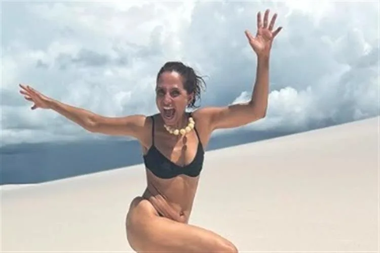 Camila Pitanga curte férias com a filha nos Lençóis Maranhenses