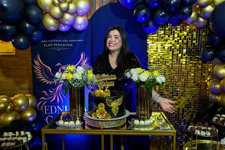 Com tema Fênix 53, Ednusia Gomes celebra a nova idade na Espetaria Food Square