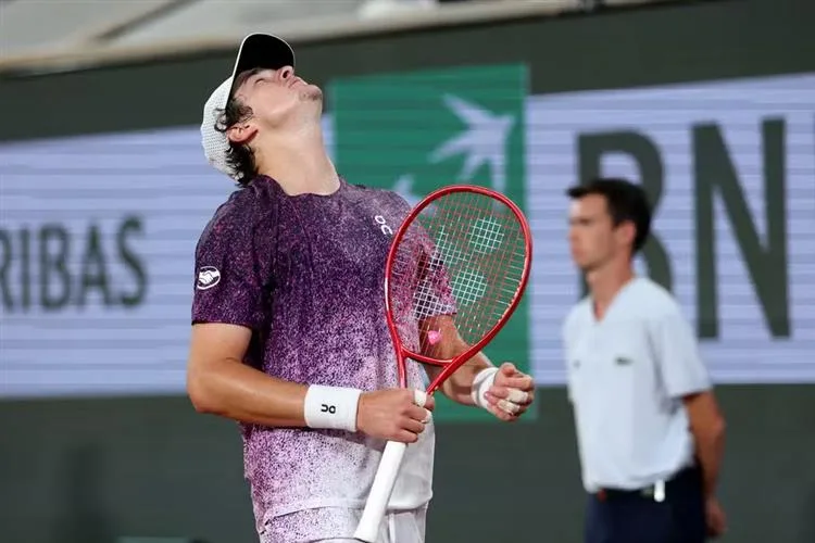 João Fonseca perde nas quartas de final e encerra trajetória histórica em Roland Garros