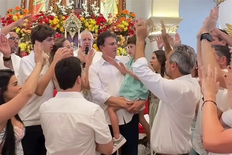 Camilo Santana é ovacionado ao celebrar a nova idade