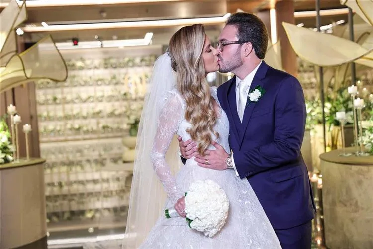 Giovanna e Newton Feitosa sobem ao altar e dizem o "sim" eterno