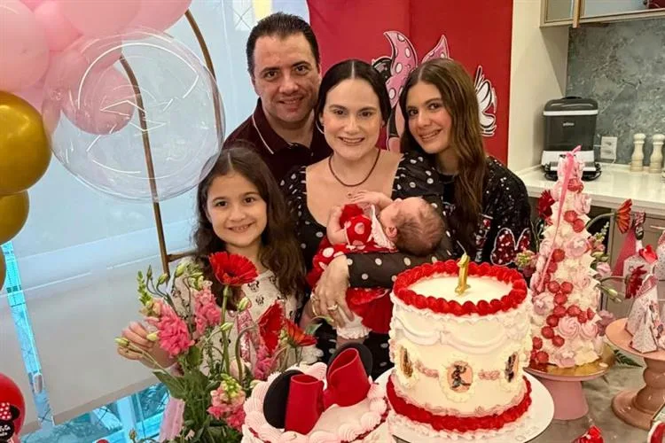 Karla Benevides e Victor Rocha comemoram o primeiro mesversário da filha, Olívia
