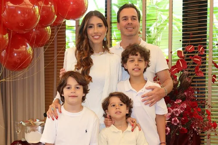 Tayra Romcy comemora b-day em festa de aniversário surpresa