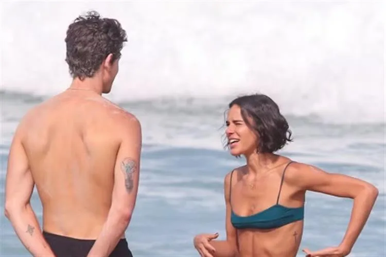Shawn Mendes desembarca no Brasil e curte praia com Marquezine no Rio