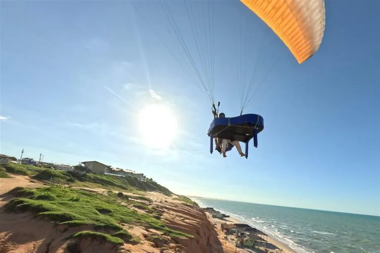 Paulo Rodrigo lança clipe “Aracati” com apresentação de piano em voo de parapente