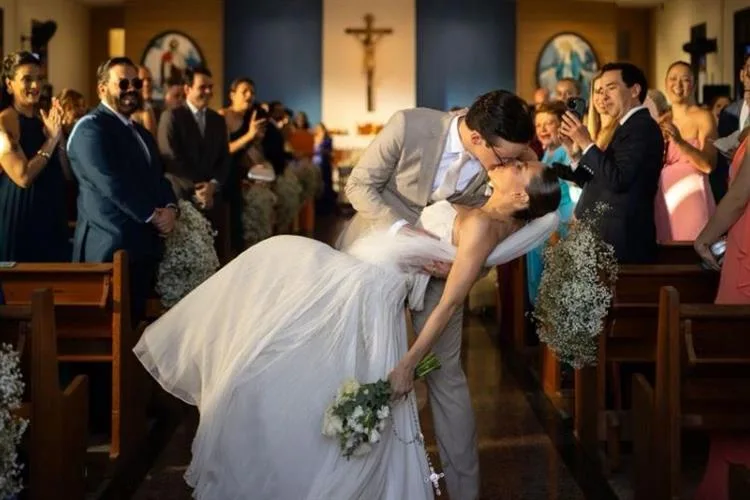 Bia Lima e Igor Fernandes sobem ao altar e recebem a bênção de Deus para a sua união
