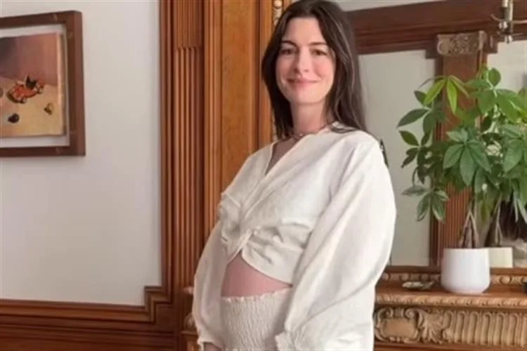 Aos 43 anos, Anne Hathaway anuncia gravidez do terceiro filho