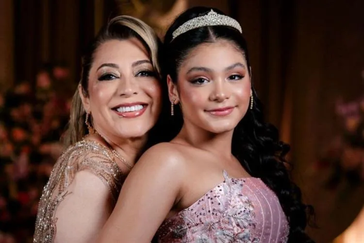 Erica Santos Lopes celebra os 15 anos da filha, Catharina Dantas, no Palatium Buffet