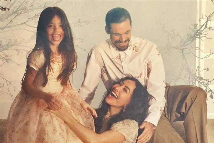 Sabrina Sato anuncia que está grávida do ator Nicolas Prattes