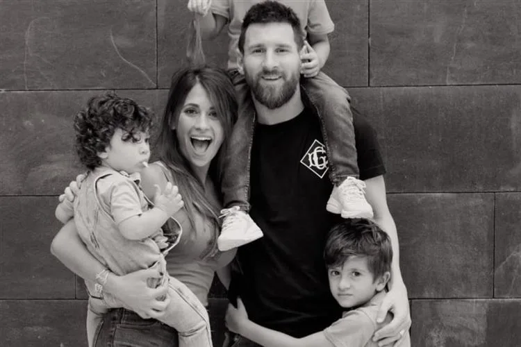 Messi completa 39 anos e ganha homenagem apaixonada da esposa nas redes