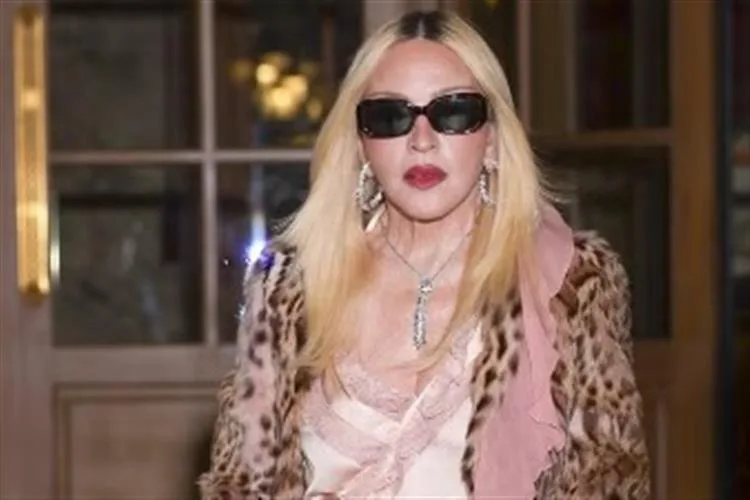 Madonna causa frisson ao unir luxo e sensualidade com pernas à mostra