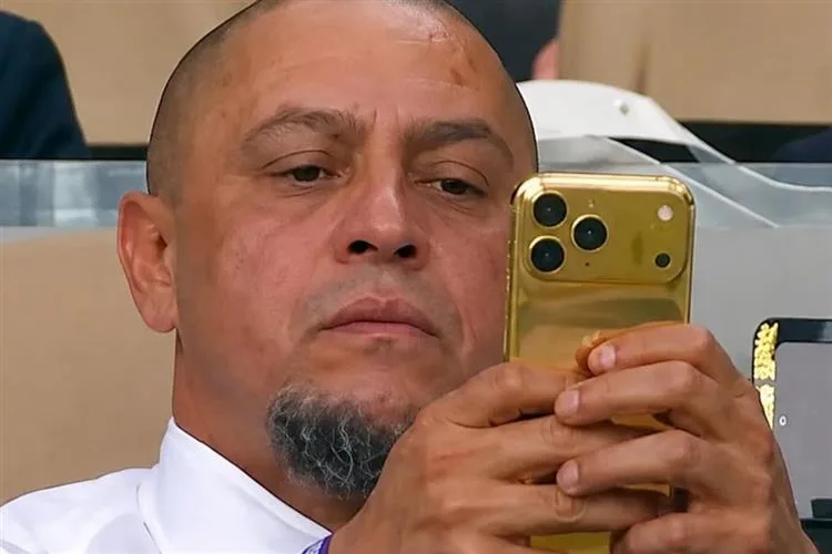 Roberto Carlos vira assunto nas redes ao assistir jogo do Brasil com celular de ouro