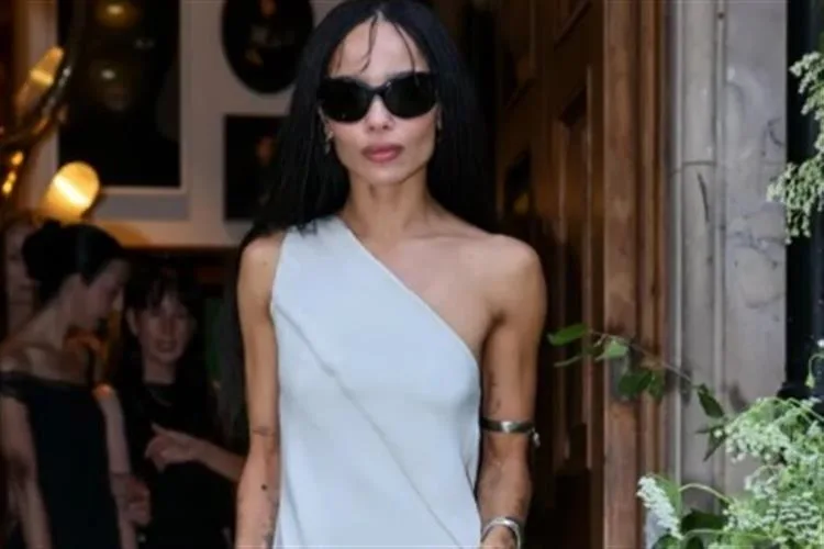 Zoë Kravitz exibe anel de noivado com Harry Styles
