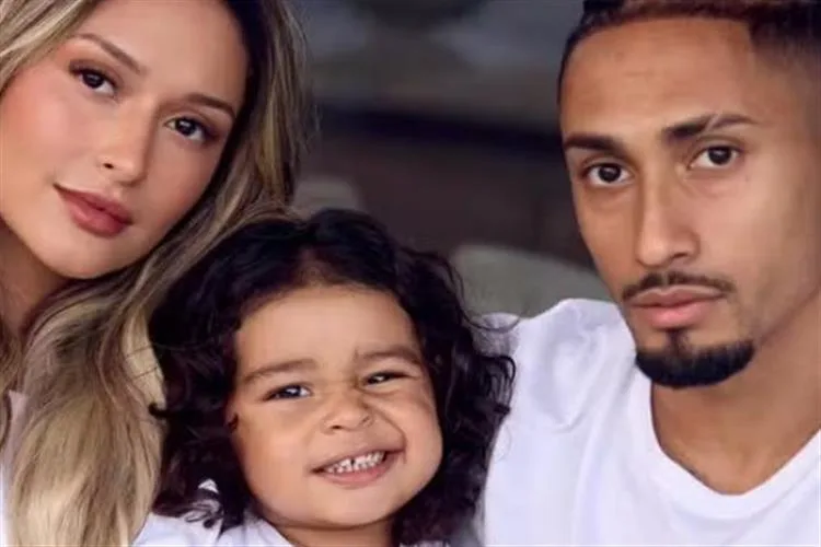 Esposa de Raphinha se emociona ao relembrar racismo sofrido pelo filho na Disney