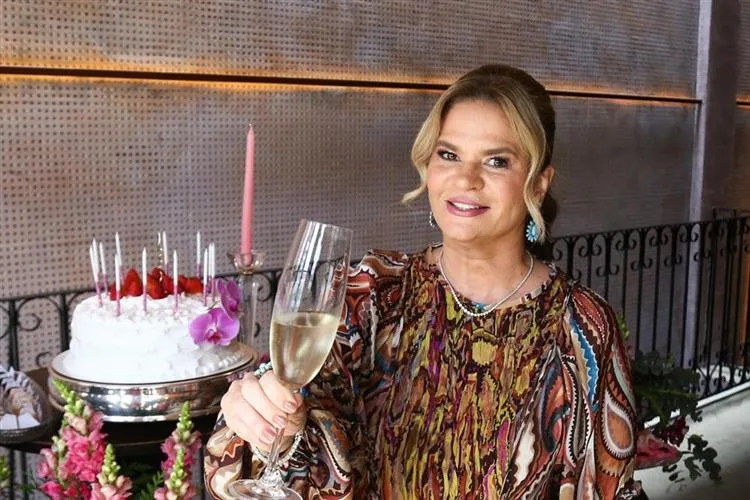 Germana Wanderley marca passagem pela folhinha em animado b-Day