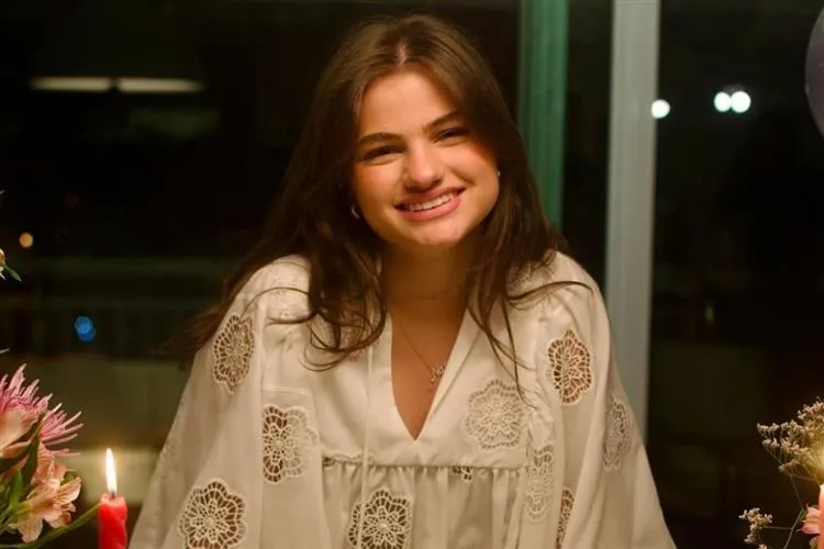 Natália Queirós comemora 19 anos em party com turma de amigos