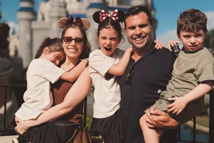 Após vencer o câncer, Fabiana Justus realiza sonho adiado em viagem com a família à Disney