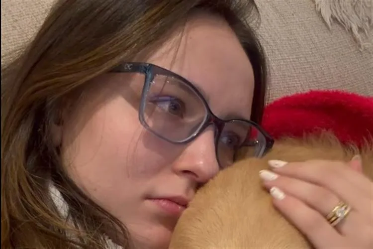 Larissa Manoela é consolada por cachorro após diagnóstico de grave doença