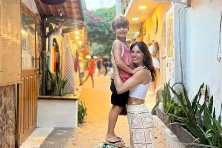 Exclusiva: Isis Valverde e seu filho Rael curtem férias em paraíso do Nordeste