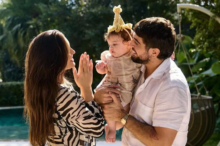 Rafa Kalimann encanta os seguidores ao mostrar novos registros do mesversário de Zuza