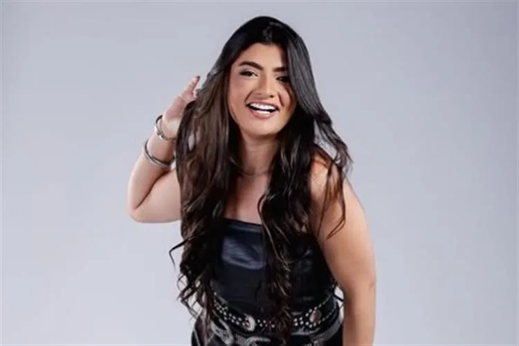 Talita Mel revela bastidores da carreira no Titela Talk Show
