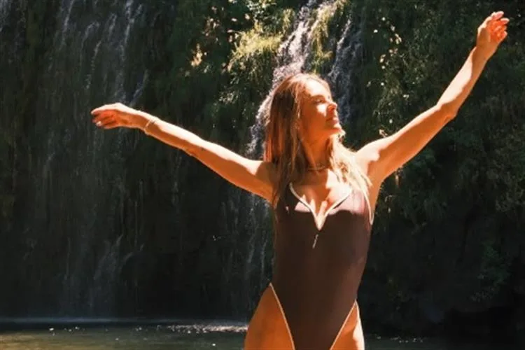 Alessandra Ambrósio renova as energias em banho de cachoeira