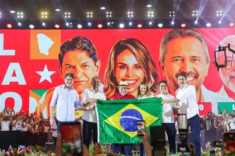 Elmano de Freitas tem candidatura à reeleição oficializada em convenção do PT no Ceará