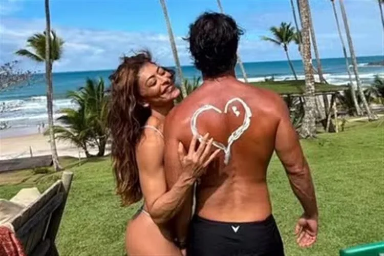 Juliana Paes aproveita domingo de sol com a família em Itacaré, na Bahia