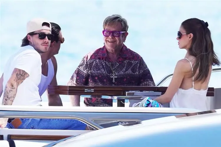 Brooklyn Beckham reaparece ao lado de Elton John em meio ao distanciamento da família