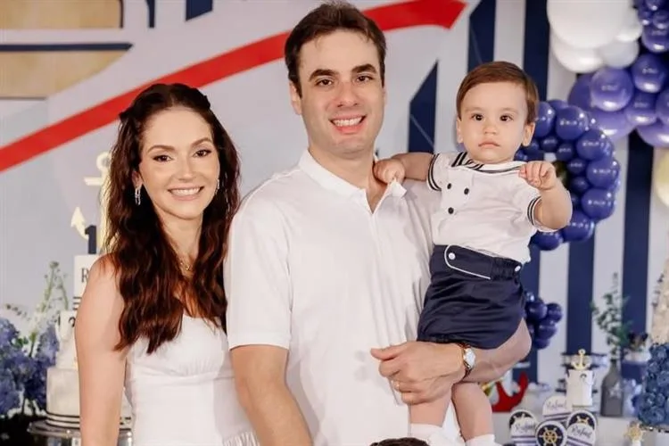 Gisele e Silvio Albuquerque assopram a primeira velinha do filho Rafael
