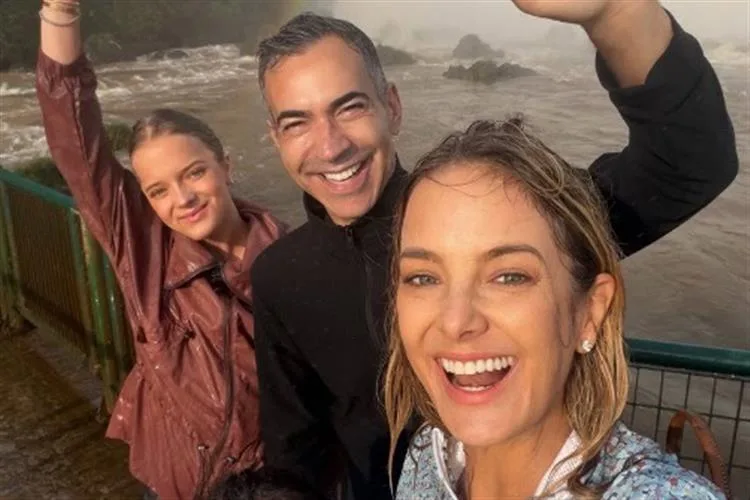 Tici Pinheiro curte os encantos das Cataratas do Iguaçu em família