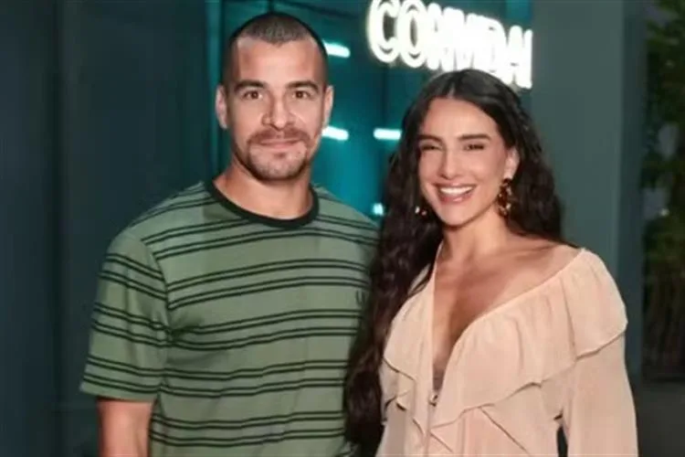 Thiago Martins apresenta nova namorada ao público